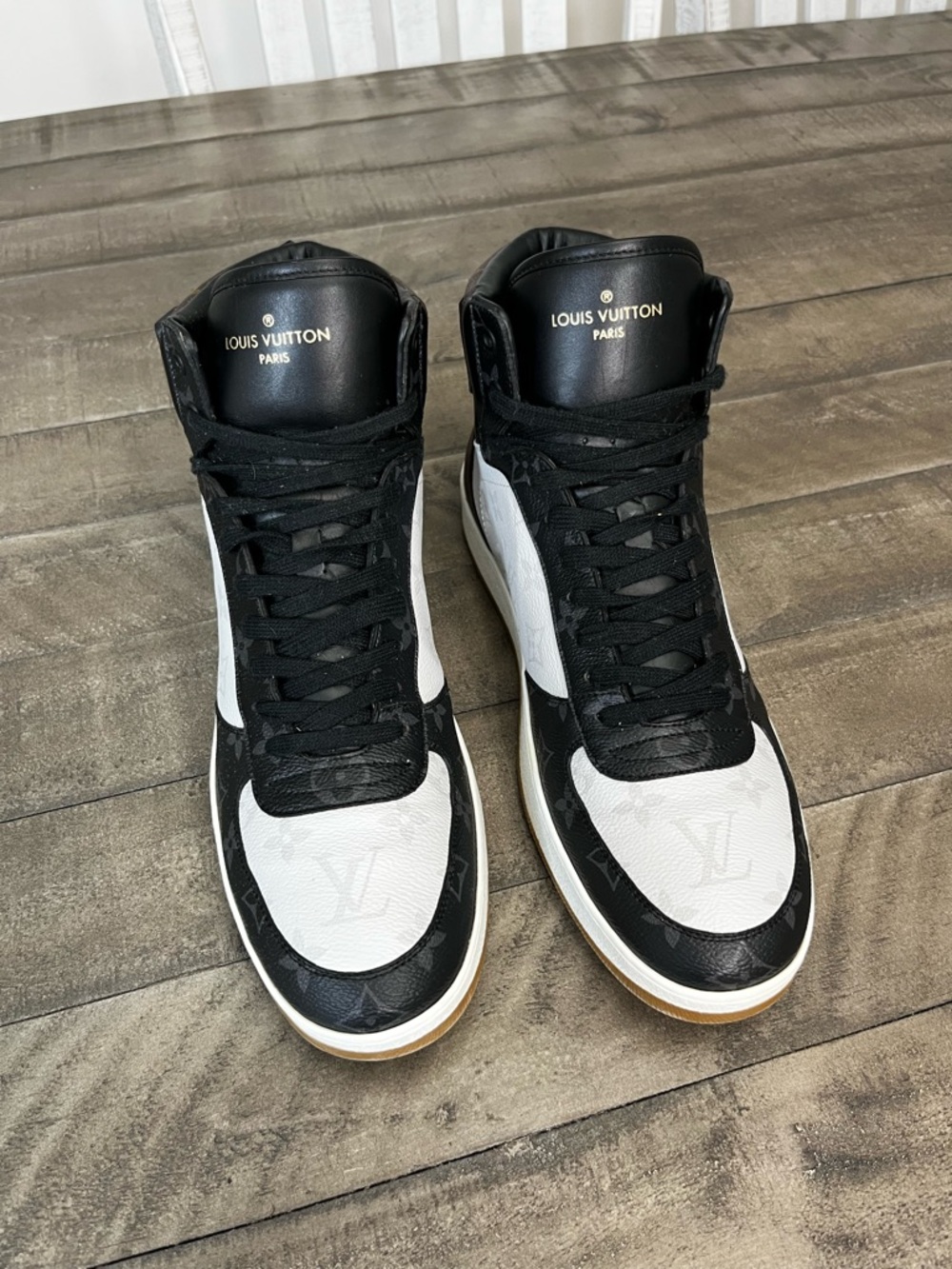 Louis Vuitton Rivoli
Monogram Sneaker White Black Leather Sz 11 Men’s - Picture 3 of 5
